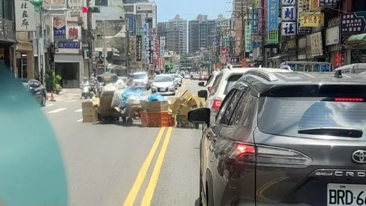 網友指出桃園市有老嫗駕駛電動代步車拖回收物，在街頭宛如「貪食蛇」。翻攝自「爆料公社」