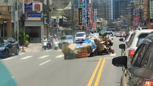 阿嬤電動代步車變「馬路貪食蛇」　拖回收物橫行讓網友傻眼