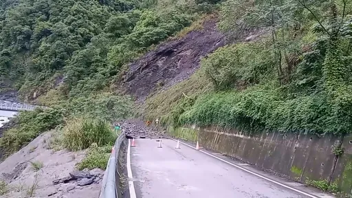 南橫公路馬舒花兒路段阻斷!現場清除落石中 預計中午部分搶通