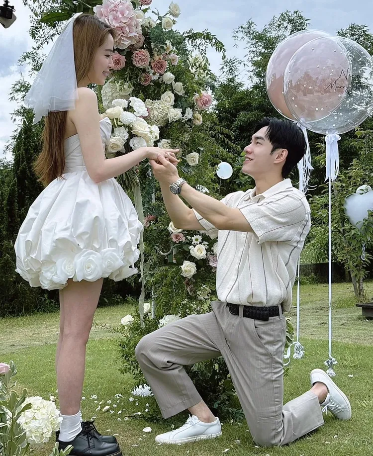 張書豪（右）下跪求婚歐陽妮妮。翻攝夏如芝IG