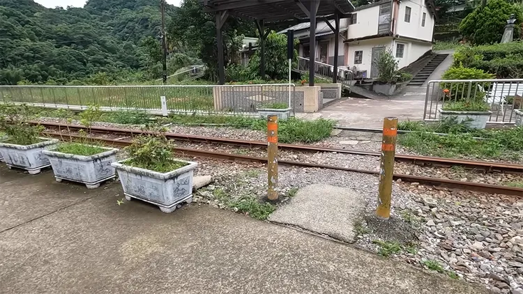 居民日常使用的便道，其實也是違法穿越。翻攝自Tony Huang YouTube