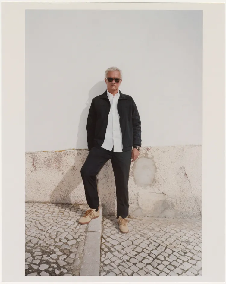 足球傳奇人物José Mourinho親自演繹聯名鞋款。品牌提供