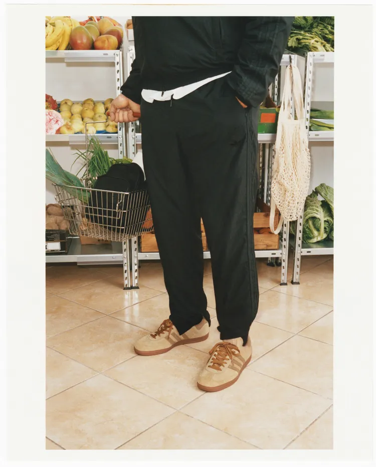 此次聯名Samba鞋款採用一體化的卡其色調設計。品牌提供