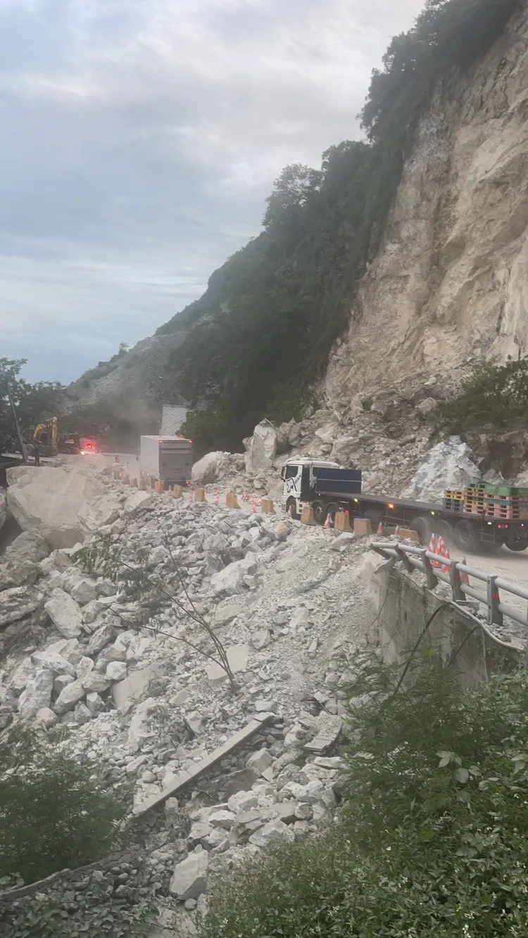 蘇花公路台9昨（3日）坍方，約3000立方公尺土石造成雙向交通阻斷。公路局東區養護工程分局