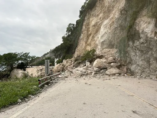 蘇花公路山崩今恢復單線雙向通行 約3000立方公尺土石連夜搶修