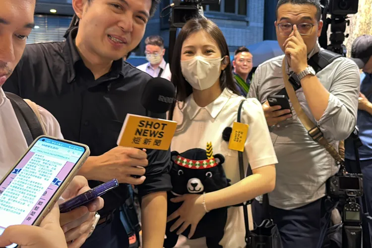 雞排妹抱著台灣黑熊來看黃仁勳。特勤中心攝