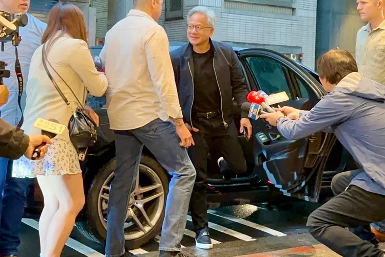 黃仁勳晚間6點來到欣葉台菜德惠街創始店餐敘。特勤中心攝