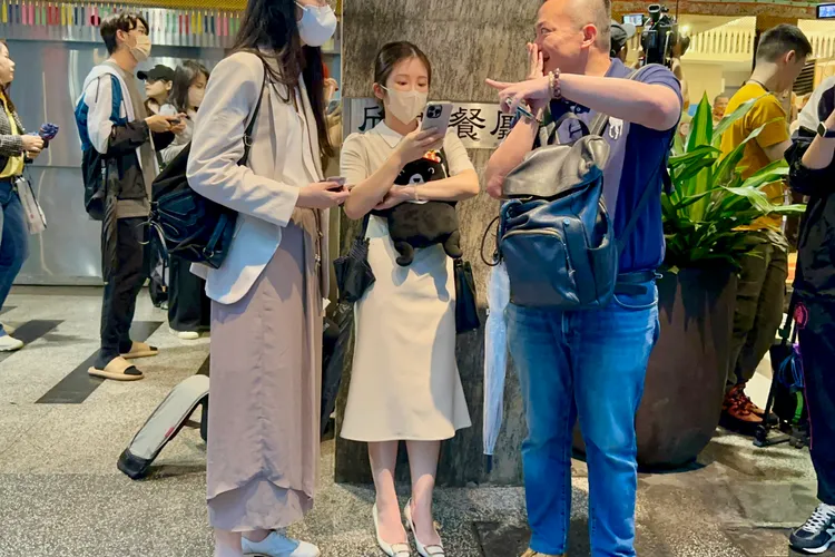 雞排妹盛裝打扮隱身在記者群中。特勤中心攝