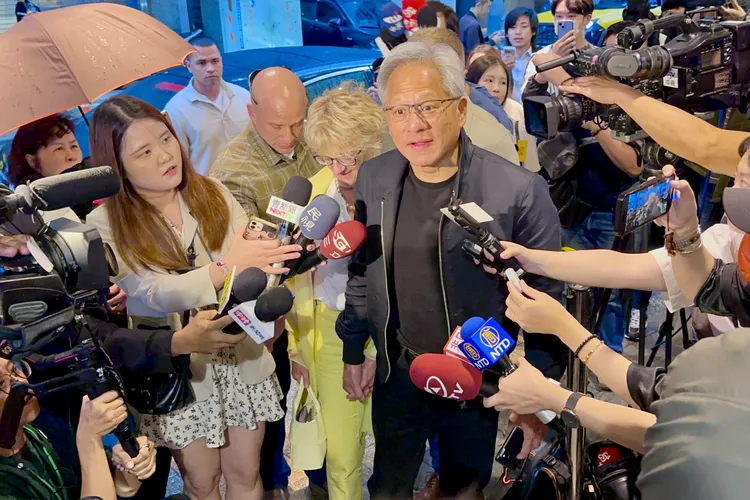 黃仁勳下車走進欣葉台菜餐廳。特勤中心攝