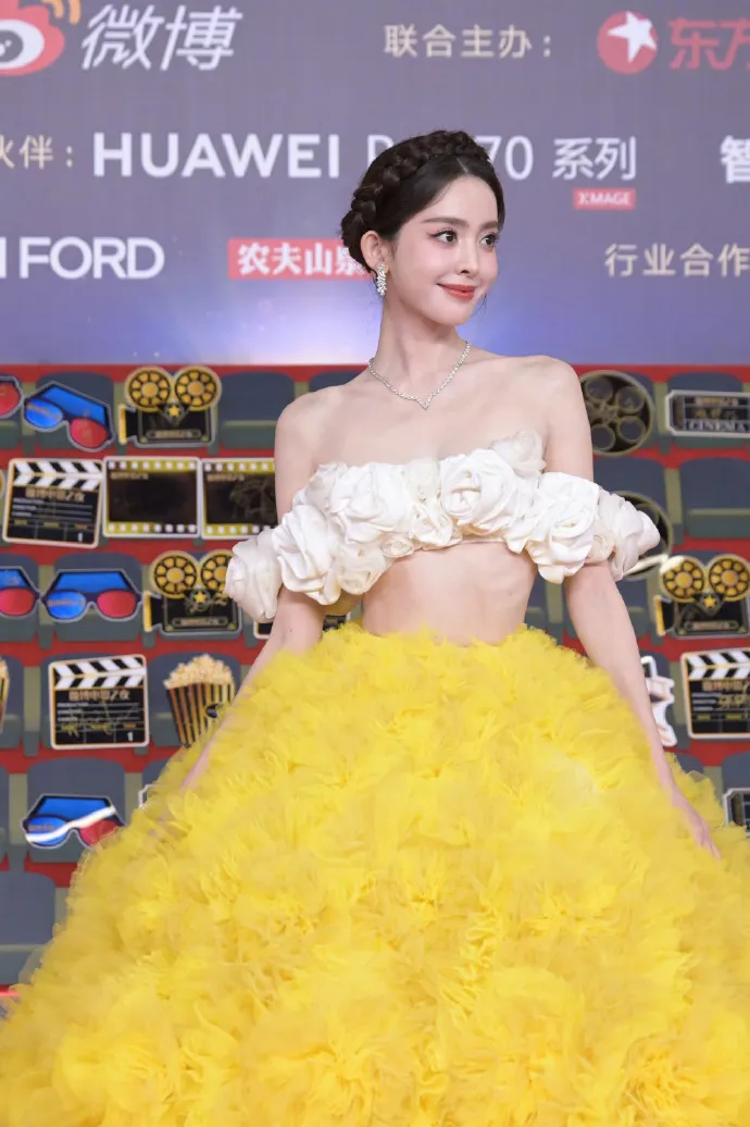 古力娜扎花仙子裝吸睛。翻攝「微博電影之夜」官微