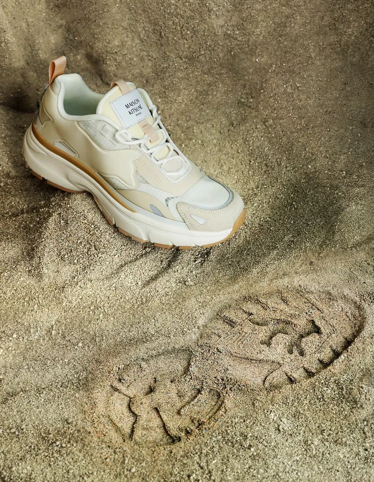 鞋底中藏有小狐狸圖案。翻攝Maison Kitsuné IG