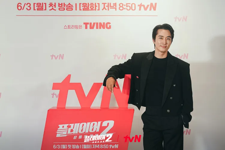 宋承憲選穿BALMAIN經典銀釦短版西外。翻攝tvN