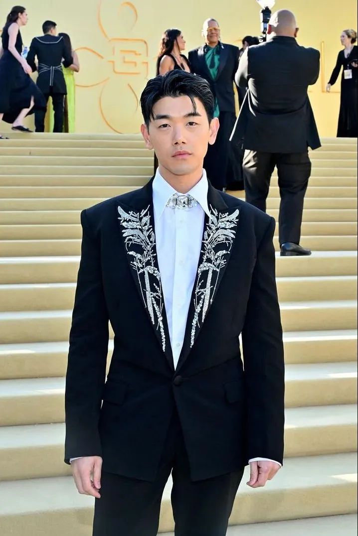 Eric Nam換上BALMAIN竹葉水鑽刺繡翻領西外。翻攝Eric Nam IG