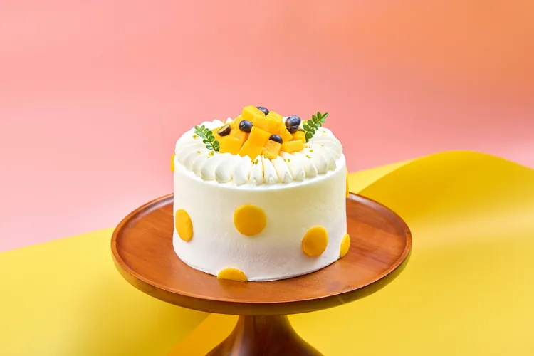 「芒果起司生乳蛋糕」，綿密起司蛋糕與蓬鬆香草戚風絕妙搭配，夾上清新芒果奶餡與熱帶果醬，口感順滑迷人。業者提供