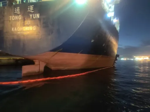 中油「通運輪」擦撞高雄港岸堤!船身破洞 還好沒漏油