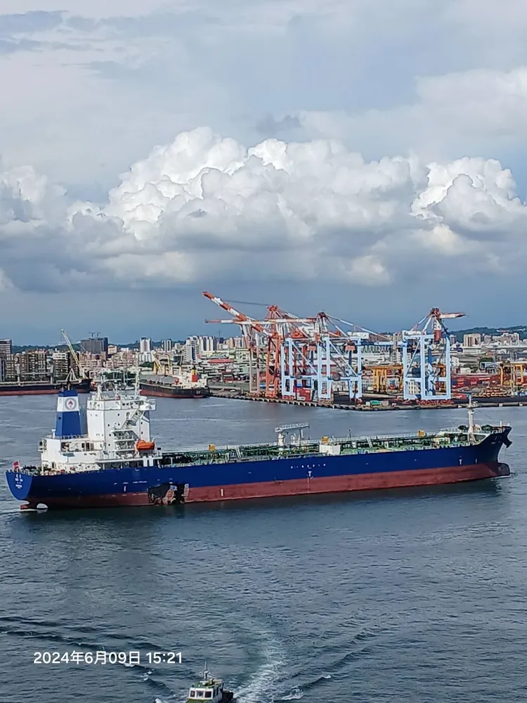 通運輪由118號碼頭移泊至台灣國際造船公司87號碼頭。翻攝畫面