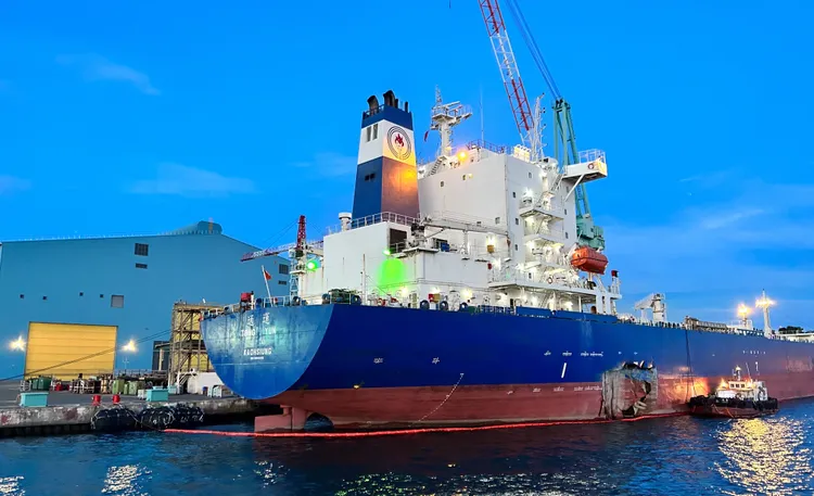 通運輪完成移靠台灣國際造船公司87號碼頭並配合圍設攔油索。翻攝畫面