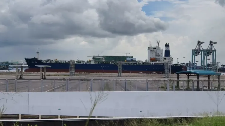 通運輪在高雄港118號碼頭，靠岸進行檢修。翻攝畫面