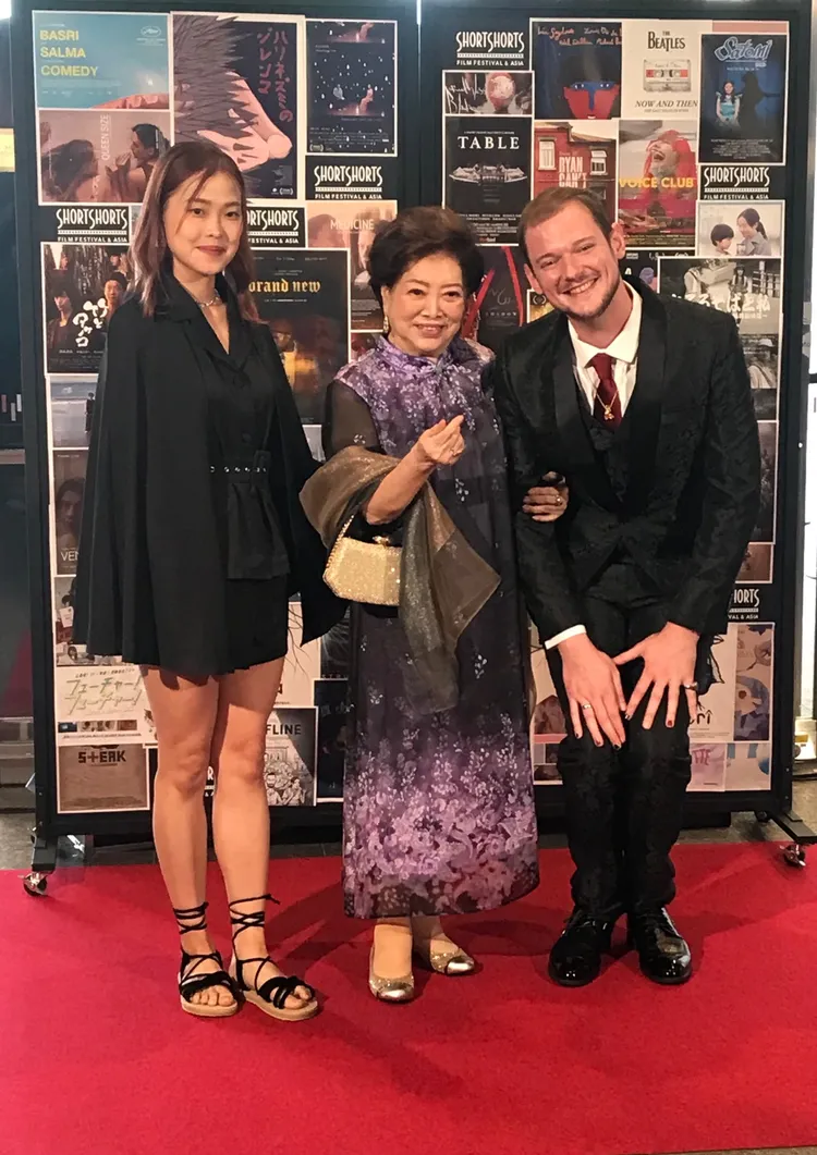 陳淑芳（中）和演員左右（右）導演徐千淳（左）共同出席紅毯活動。翰森娛樂提供