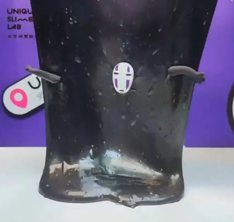 無臉男變身紙片男。IG @slimelab.unique_tw 提供