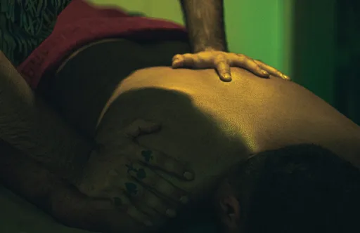 男師逼課前洗澡、幫抹藥「按摩碰老二」 他發毛:一票男學生遭殃