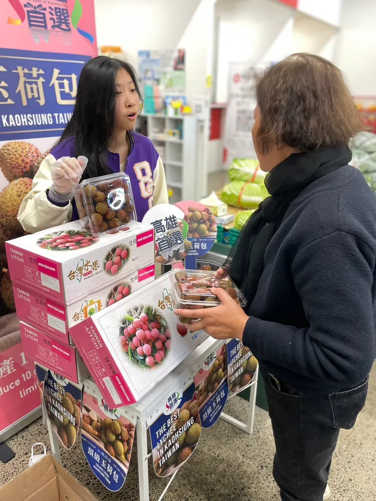 高雄玉荷包荔枝紐西蘭上架，供不應求。農業局提供