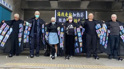 民團扮和尚諷加熱菸走私亂象 批國健署黑箱操作護航紙菸