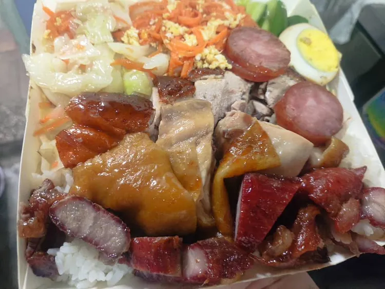 網友分享買的燒臘便當一樣價格雙主菜還附湯品，網友說「你買貴了吧！這樣也才120元，還附湯品耶。」翻攝《爆怨2公社》