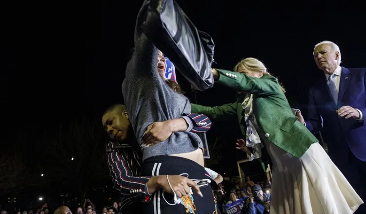 4年前，有抗議者衝向拜登（右）時，吉兒（中）挺身而出，擋在抗議者與老公之間。資料照片