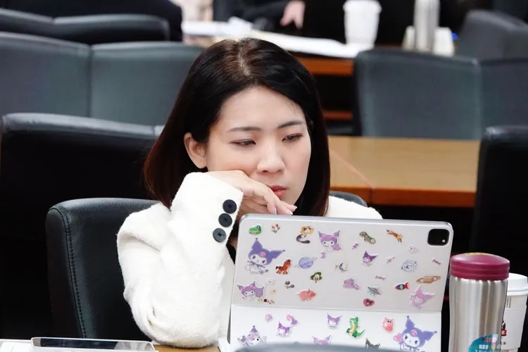 國民黨立委徐巧芯也關心榮總、榮家的護病比。記者莊宗達攝