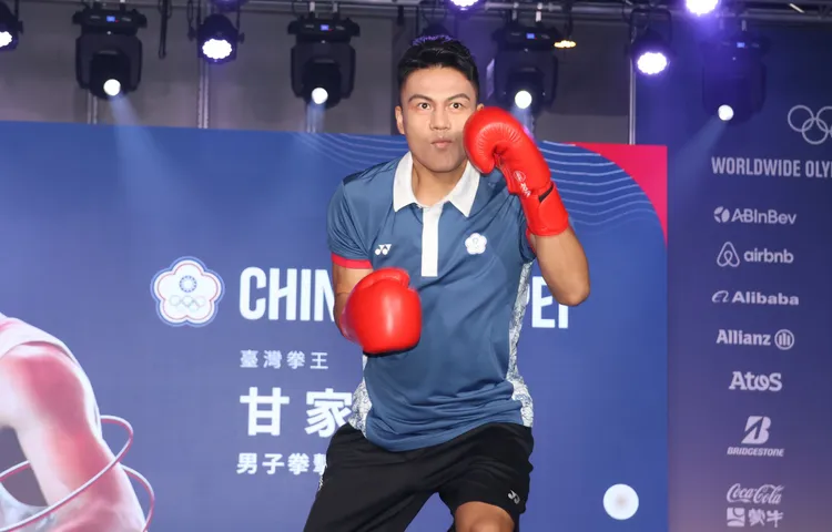 拳擊選手甘家葳試穿代表隊服。  莊宗達攝