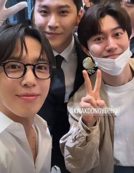 鄭容和（左）、郭東延與宋承炫合照。翻攝鄭容和IG