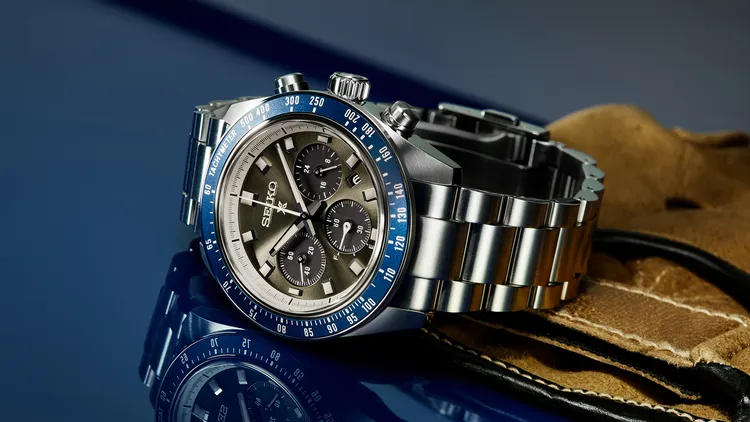 錶款搭配厚實精鋼鍊帶更加服貼於腕間。品牌提供