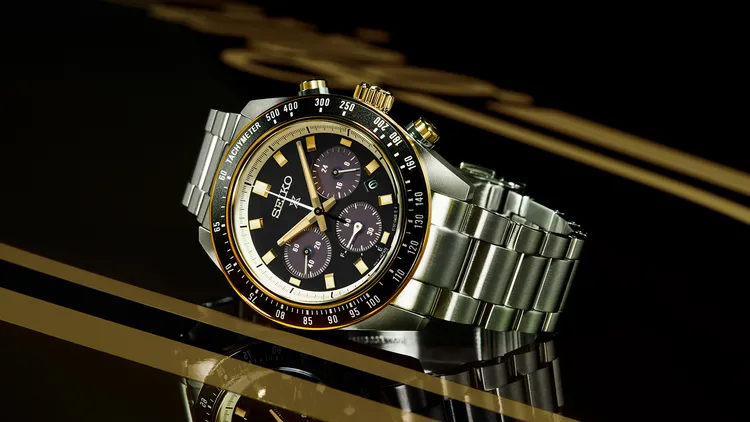 動力儲存指示器以「F」和「E」標記向賽車燃油表致敬。品牌提供