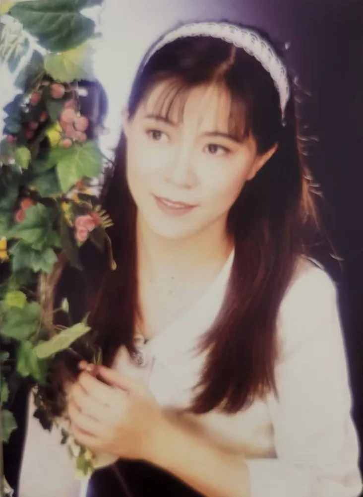 90年代末期，小彤被出版社包裝成「文壇天后」。小彤提供