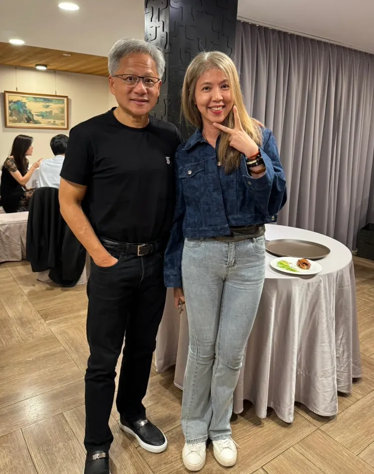 律師廖芳萱(右)在三六食府巧遇黃仁勳(左)。廖芳萱提供