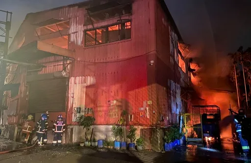 三峽泡棉工廠晚間大火　燃燒千坪廠房！消防局121人灌救