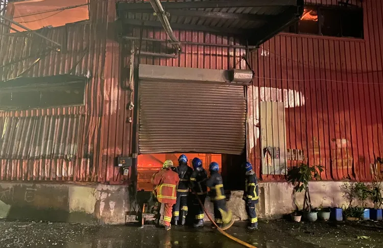 消防人員入內灌救。翻攝自新北消防發爾麵