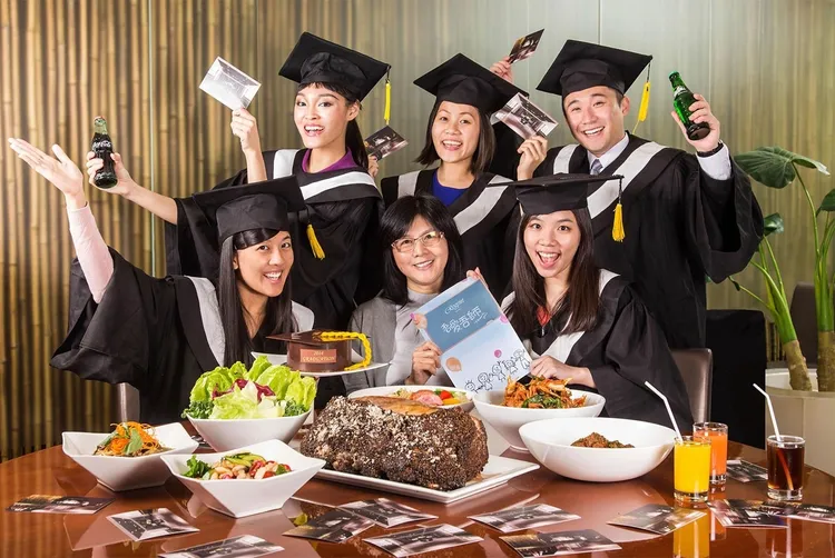 義饗食堂推出「畢業謝師．歡聚時刻六人分享餐」，著學士服戴學士帽或持畢業證書用餐打卡，每人即贈精選啤酒乙瓶。暑假7至8月凡訂購此餐點，用餐出示教師證再送老師500元餐飲現金招待券。業者提供