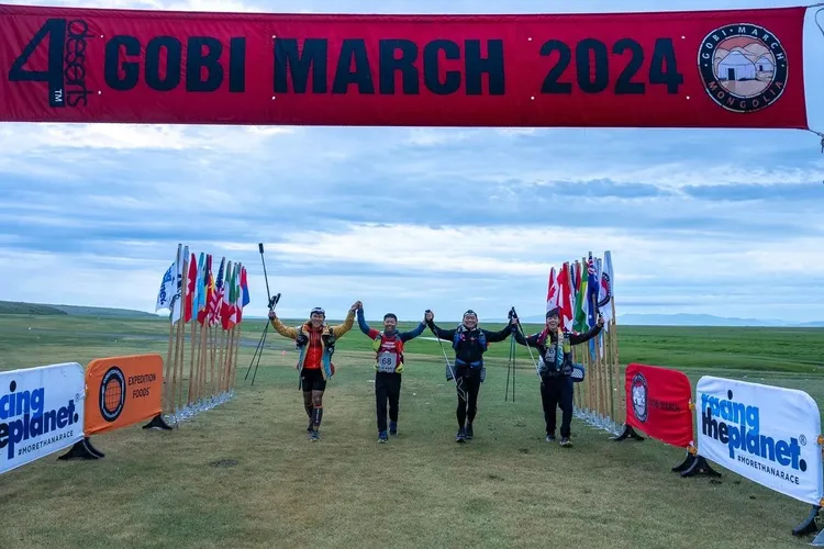 王仁甫參加蒙古戈壁極地馬拉松。翻攝自「王仁甫和季芹之永遠的芹仁」粉絲專頁