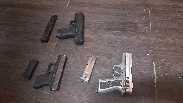 專案小組查扣手槍3把。警方提供