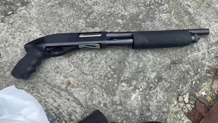 專案小組查扣散彈槍1把。警方提供