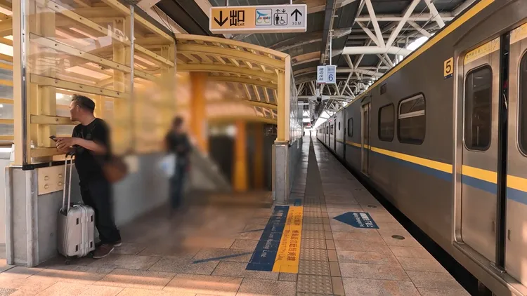 女乘客在樓梯口附近等車，被副站長驅趕，另一名離稍遠的男乘客則沒事。翻攝自「Dukoff血汗臺鐵」YouTube