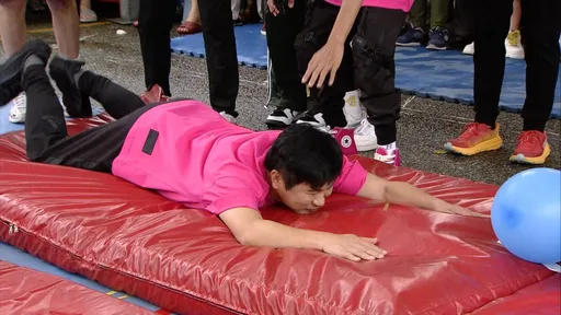 胡瓜玩遊戲「像蟲蠕動」起身又摔倒 籃籃假意護駕幫報仇