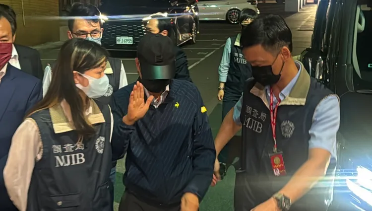 吳東進(中)今凌晨被移送新北地檢署複訊。丁牧群攝