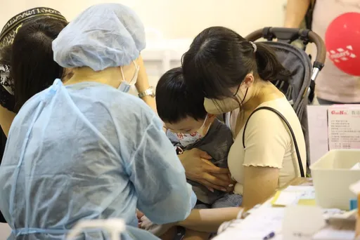 一堆孩子高燒不退!醫揪元凶「不是流感、新冠」 扁桃腺竟整片化膿