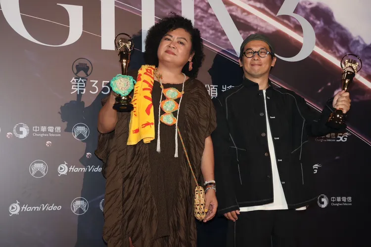 巴奈（左）在後台受訪。攝影中心攝