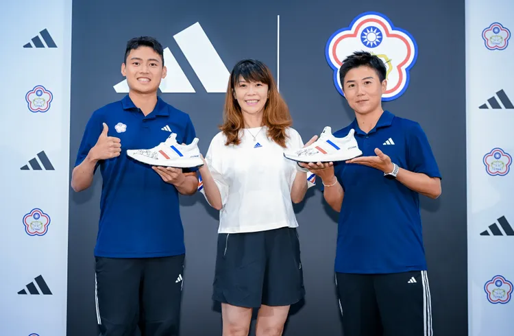 湯智鈞（左）、雷千瑩（右）於ULTRABOOST TAIPEI上親筆簽名。品牌提供