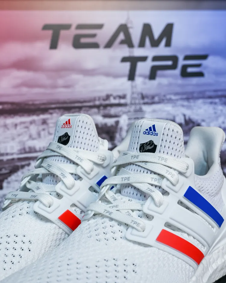 ULTRABOOST換上TAIPEI限定配色。品牌提供