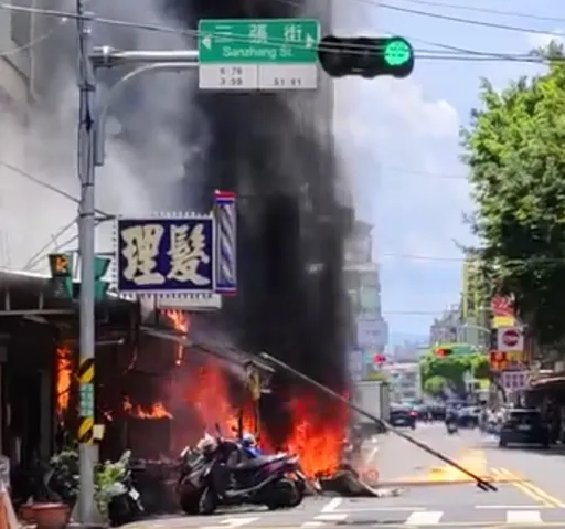 三重麵店「機車勾到瓦斯桶」當街起火 烈焰黑煙竄天!2人不適送醫